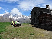 I miei compagni al tavolone si intrattengono con il mitico Luciano dell'Alpe Sattal da 25 anni all'alpe ...........